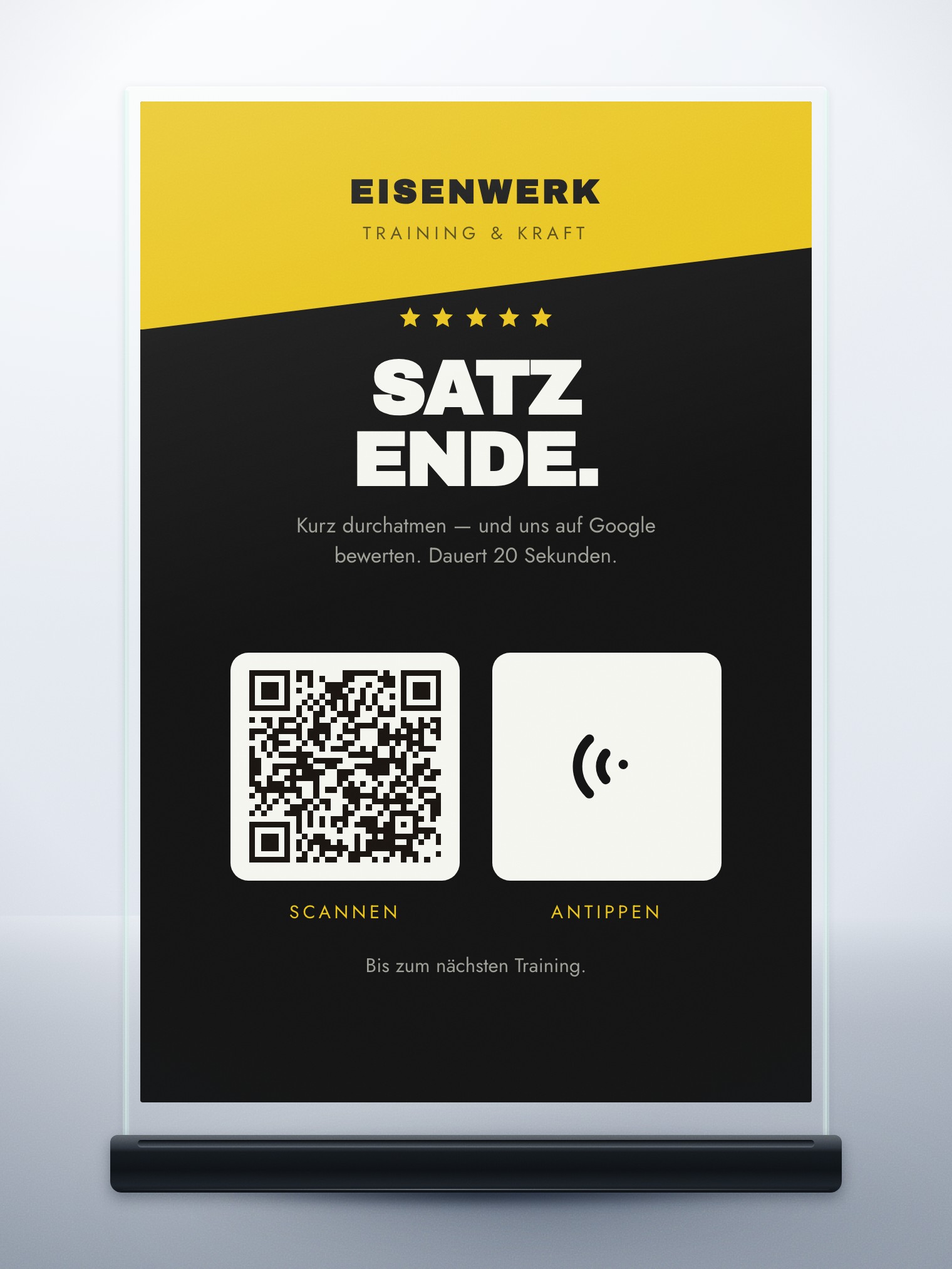 Aufsteller für ein Fitnessstudio: schwarze Karte mit gelbem Keil und
                  fetter Schrift