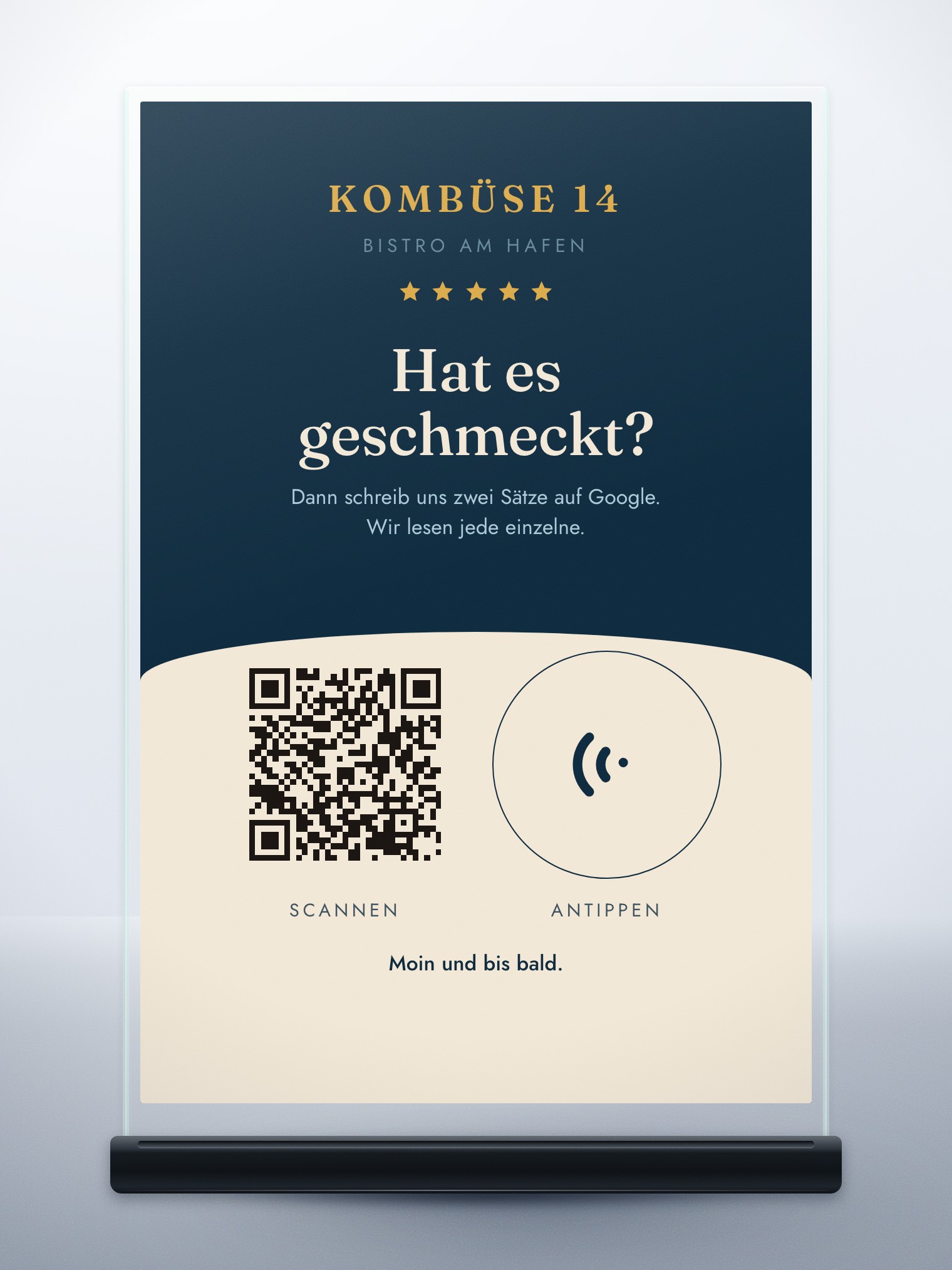Acryl-Tischaufsteller auf einem Tresen: nachtblaue Bewertungskarte
                  eines Bistros mit goldenem Schriftzug, QR-Code und NFC-Feld