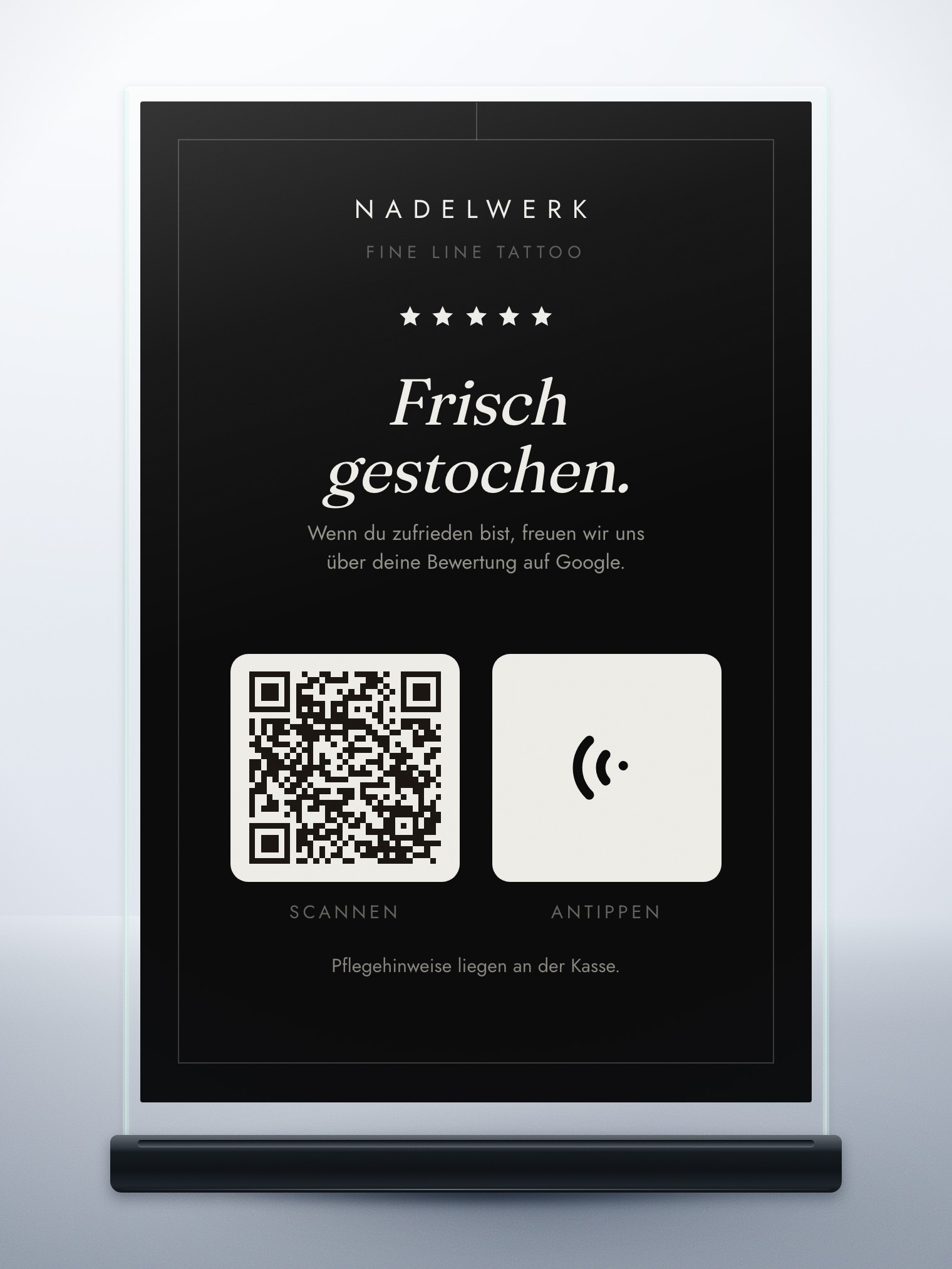 Aufsteller für ein Tattoo-Studio: fast schwarze Karte mit dünner
                  Rahmenlinie und kursiver Schrift